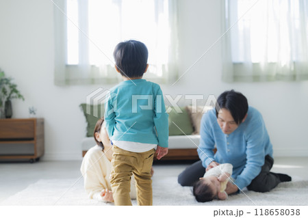 リビングでくつろぐ家族 118658038