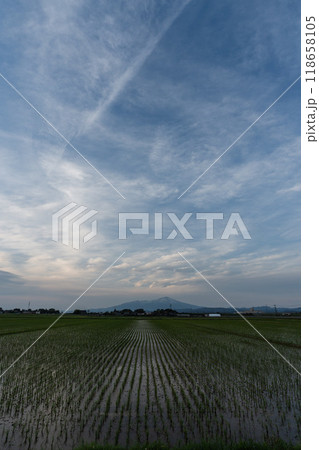 【庄内の風景】鳥海山と夕焼け空 118658105