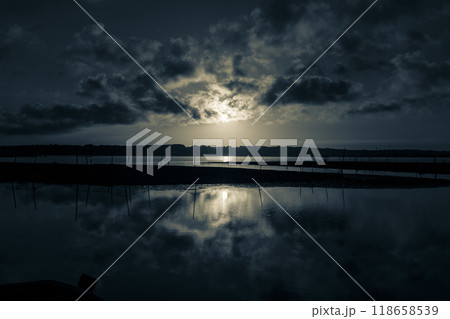 夜明けの湖の風景 夜明けの湖の風景 118658539