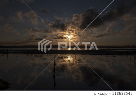 夜明けの湖の風景 夜明けの湖の風景 118658543
