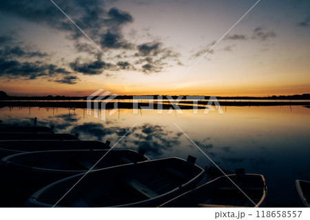夜明けの湖の風景 118658557