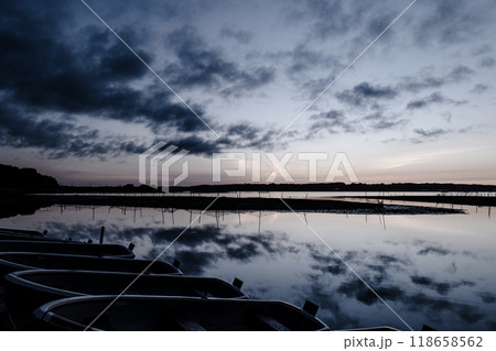 夜明けの湖の風景 118658562