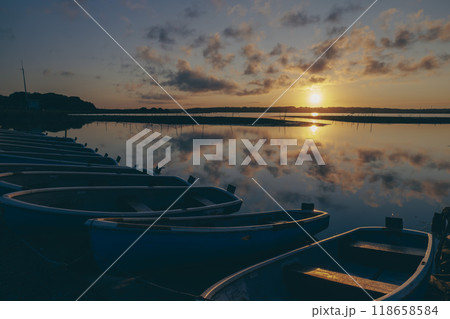 夜明けの湖の風景 118658584