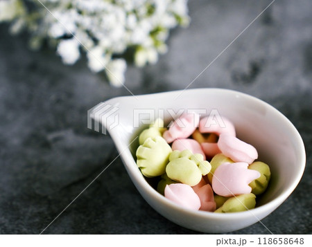 動物の足跡の形をしたカラフルなグミ 118658648