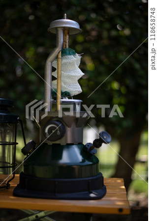 キャンプで使うランタンのイメージ 118658748