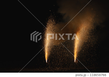 秋葉山本宮秋葉神社 奉納花火大会で闇に燃え上がる手筒花火の炎(静岡県) 秋葉山本宮秋葉神社 奉納花火大会で闇に燃え上がる手筒花火の炎(静岡県) 118658766