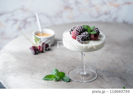 Dessert panna cotta Dessert panna cotta 118660789