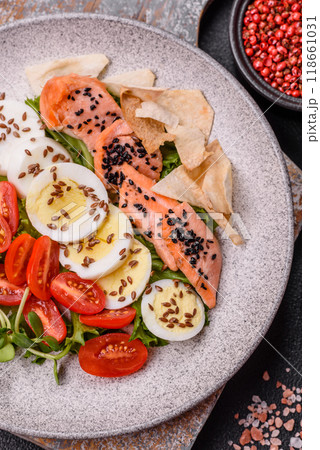 Delicious fresh caesar salad with salmon, lettuce, tomatoes and egg 118661031