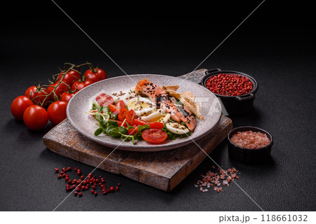 Delicious fresh caesar salad with salmon, lettuce, tomatoes and egg 118661032