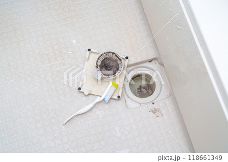 風呂場汚れた排水溝 風呂場汚れた排水溝 118661349