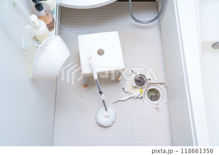 風呂場汚れた排水溝 風呂場汚れた排水溝 118661356