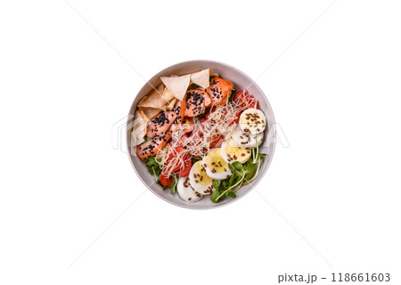 Delicious fresh caesar salad with salmon, lettuce, tomatoes and egg 118661603