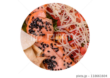 Delicious fresh caesar salad with salmon, lettuce, tomatoes and egg 118661604