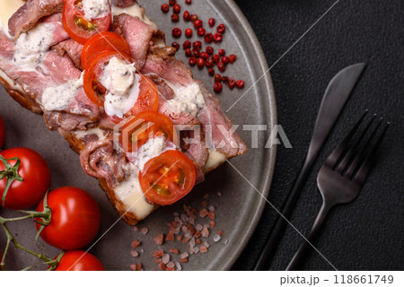 Sandwich with brioche bun, roast beef, tomatoes, stracciatello 118661749