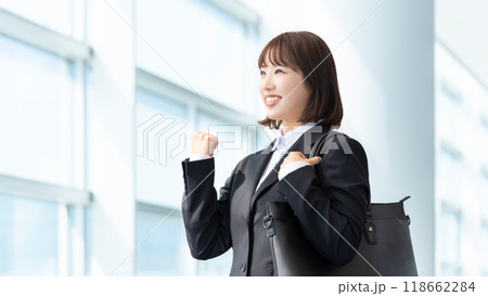 就活生・新入社員の若い女性 就活生・新入社員の若い女性 118662284