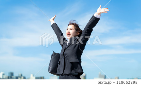青空に両手を広げる就活生・新入社員の若い女性 118662298