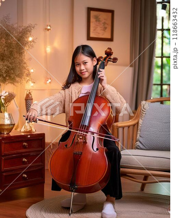チェロを弾く女の子 118663432