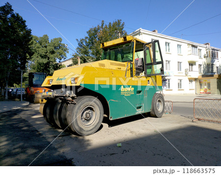 roller - road machine for compacting fresh asphalt 118663575