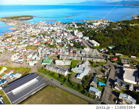 秋の北海道江差町で江差町本町地区の街並みを空撮 秋の北海道江差町で江差町本町地区の街並みを空撮 118663864