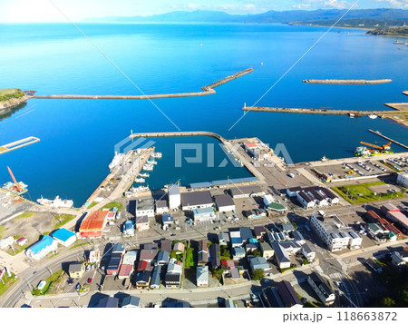 秋の北海道江差町で江差町本町地区の街並みを空撮 秋の北海道江差町で江差町本町地区の街並みを空撮 118663872
