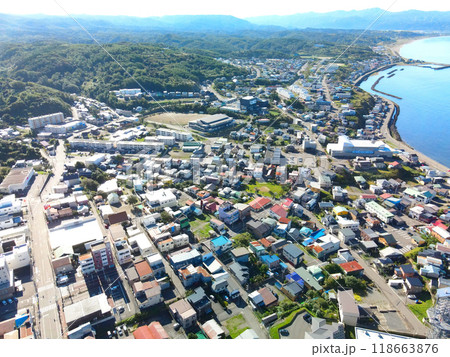 秋の北海道江差町で江差町本町地区の街並みを空撮 秋の北海道江差町で江差町本町地区の街並みを空撮 118663876