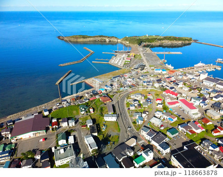 秋の北海道江差町で江差町本町地区の街並みを空撮 118663878