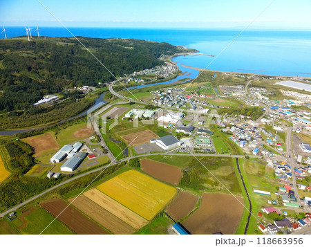 秋の北海道上ノ国町の本町地区の街並みを空撮 118663956