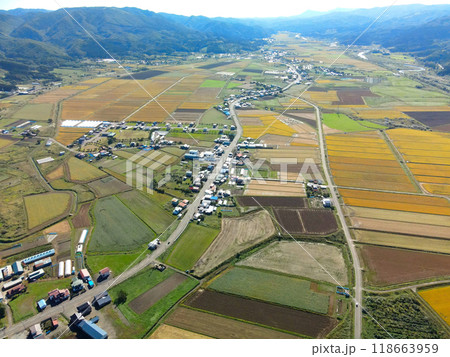 秋の北海道上ノ国町の本町地区の街並みを空撮 秋の北海道上ノ国町の本町地区の街並みを空撮 118663959