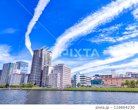 青空が広がる信濃川と万代シテイ周辺の街並み 118664230