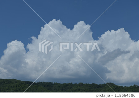 北杜市白州町、夏空高く湧き上がる入道雲 118664586