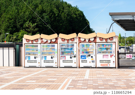 【岡崎サービスエリア】フクロウが並ぶ自販機 【岡崎サービスエリア】フクロウが並ぶ自販機 118665294