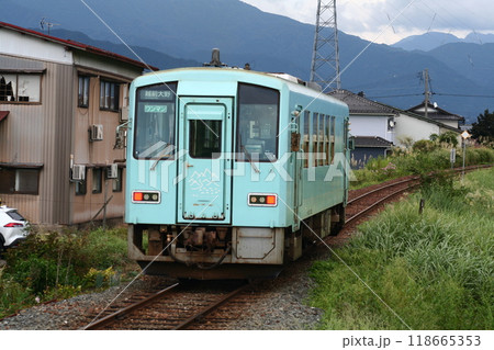 ローカル線通勤列車 118665353