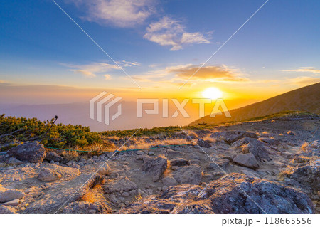 【日の出素材】初冬の硫黄岳から見る日の出【長野県】 118665556