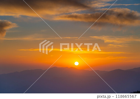【日の出素材】初冬の硫黄岳から見る日の出【長野県】 118665567