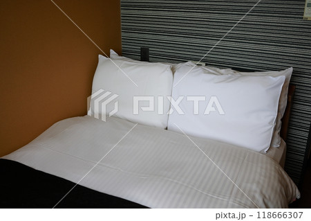 ビジネスホテルのベッド 118666307