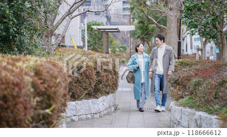 冬に公園デートする夫婦（冬服・コート・上着） 118666612