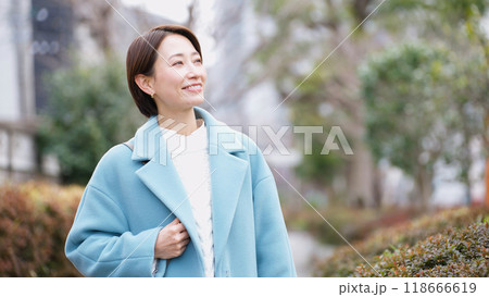 笑顔のミドル女性（冬服・上着・コート） 118666619