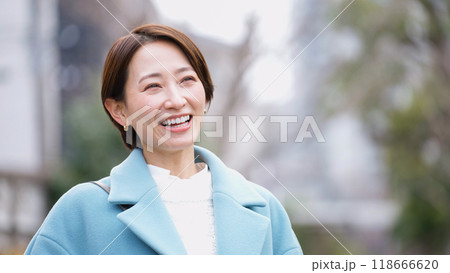 笑顔のミドル女性（冬服・上着・コート） 118666620