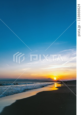 【神奈川県】 鵠沼海岸の美しい夕日と富士山 118666624
