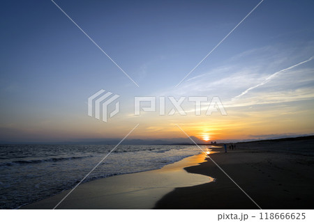 【神奈川県】 鵠沼海岸の美しい夕日と富士山 【神奈川県】 鵠沼海岸の美しい夕日と富士山 118666625