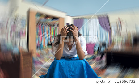 頭をかかえ込んで座っている女性1 118666732