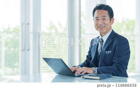 パソコンを使う中高年のビジネスマン 118666838