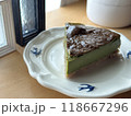 お皿に乗った抹茶のチーズケーキ 118667296