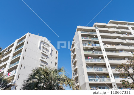 青空に映えるマンション 118667331