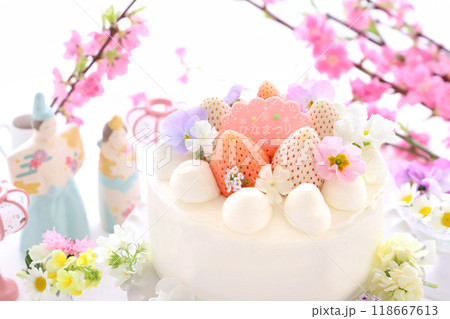 かわいいおひな祭り　淡雪いちごとパールホワイトいちごとお花のケーキ 118667613