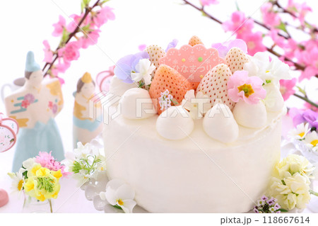 かわいいおひな祭り　淡雪いちごとパールホワイトいちごとお花のケーキ 118667614