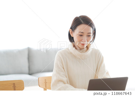 リビングでパソコンを使う女性 118667643