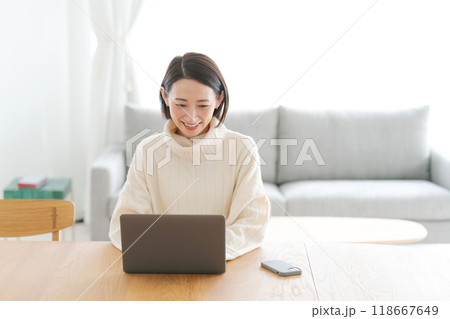 リビングでパソコンを使う女性 リビングでパソコンを使う女性 118667649