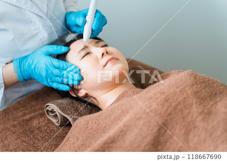 アートメイクのマーキングの・デザイン・眉サロン・眉毛サロン・美眉サロンで眉毛を整える女性 アートメイクのマーキングの・デザイン・眉サロン・眉毛サロン・美眉サロンで眉毛を整える女性 118667690