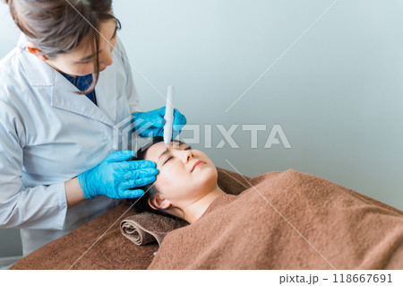 アートメイクのマーキングの・デザイン・眉サロン・眉毛サロン・美眉サロンで眉毛を整える女性 118667691